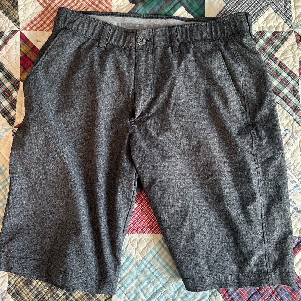 Under Armour golf shorts Size 32. Like New